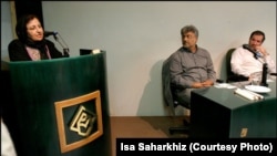 A file photo of Isa Saharkhiz (center) with Iranian Nobel Peace Prize winner Shirin Ebadi