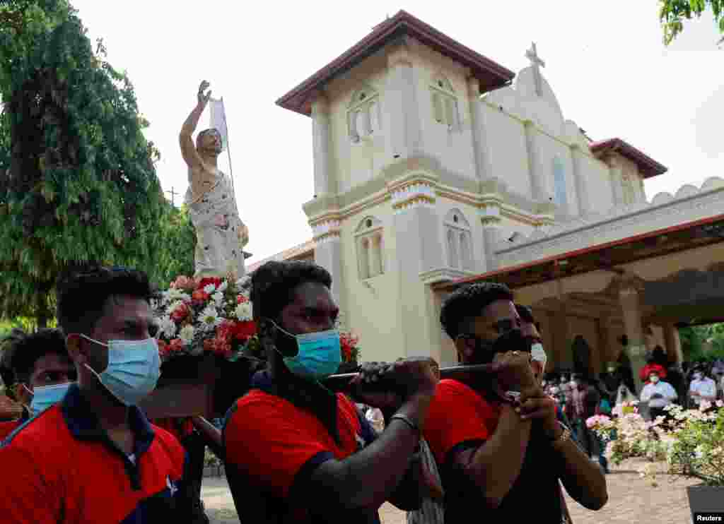 Në Shri Lankë besimtarët kujtuan viktimat e sulmeve terroriste të vitit 2019.&nbsp;Qindra persona patën vdekur në Shri Lankë, si pasojë e disa shpërthimeve në kisha dhe hotele luksoze, që ndodhën, teksa besimtarët kanë qenë duke kryer shërbimet për festën e Pashkëve më 2019.&nbsp;
