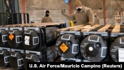 Forțele americane de la Baza aeriană Dover pregătesc muniție, armament și alte echipamente militare pentru a fi trimise în Ucraina. 21 ianuarie 2022