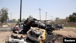 Uništeno auto nakon bombaškog napada u Bagdadu u julu 2016. arhivska fotografija 