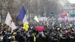 Proteste în Franța împotriva reformei pensiilor. Pe un banner scrie „Macron, te urăsc!”