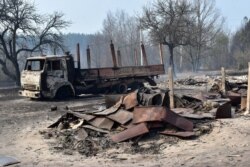 У Івана Невмержицького згоріла хата, усі споруди і Камаз. Фото Віталія Юшкевича. Острови. 20 квітня 2020 року