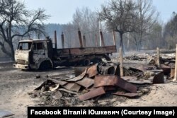 У Івана Невмержицького згоріла хата, усі споруди і Камаз. Фото Віталія Юшкевича. Острови. 20 квітня 2020 року