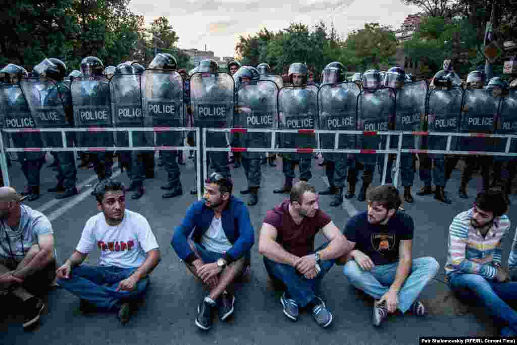 Фото від 26 червня, мітингувальники сидять перед кордоном поліції на проспекті Баграмяна