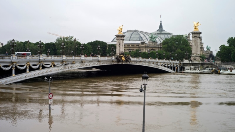 Rreth 840 ura në Francë rrezikojnë shembjen