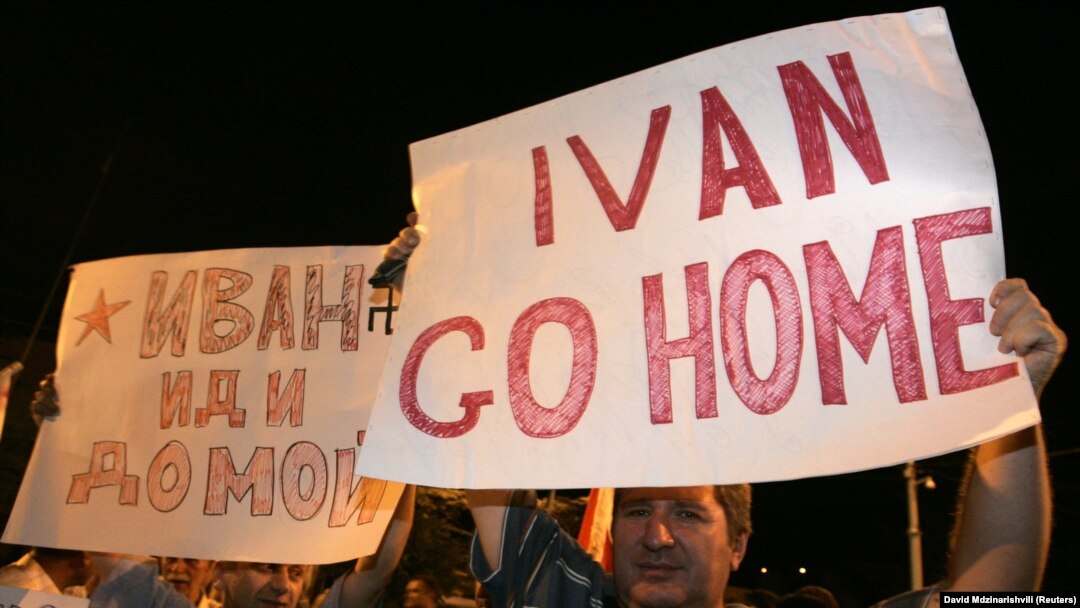Демонстрация перед посольством России в Тбилиси (архивное фото 2008 года)