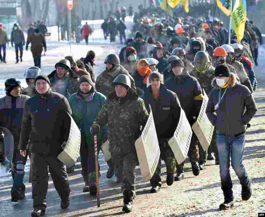 Самооборона Майдану пройшлася довкола урядового кварталу, Київ, 6 лютого 2014 року. Дивитись ВІДЕО про це