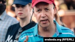 «Я не знаю, у нього, по-моєму, дружня залишилася одна Венесуела, і він, напевно, полетить туди і там буде вже добувати свою пенсію», – сказав Цепкало, який нещодавно виїхав до України, в інтерв’ю телеканалу «Настоящее время»