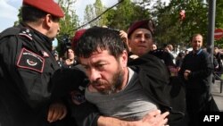 Ерменскaта полиција приведува демонстрант кој се обидел да блокира улица во знак на протест против договорот за демаркација на границата со Азербејџан, Ереван, 13 мај 2024 