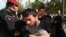 Polițiștii armeni rețin un protestatar participant la mitingul de la Erevan împotriva premierului Nikol Panișian. 13 mai, 2024.