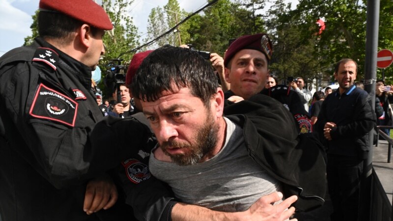 Десетици уапсени на протестот во Ереван за договорот за границата со Азербејџан