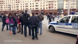 В Москве задержали активистов в масках Путина (видео)