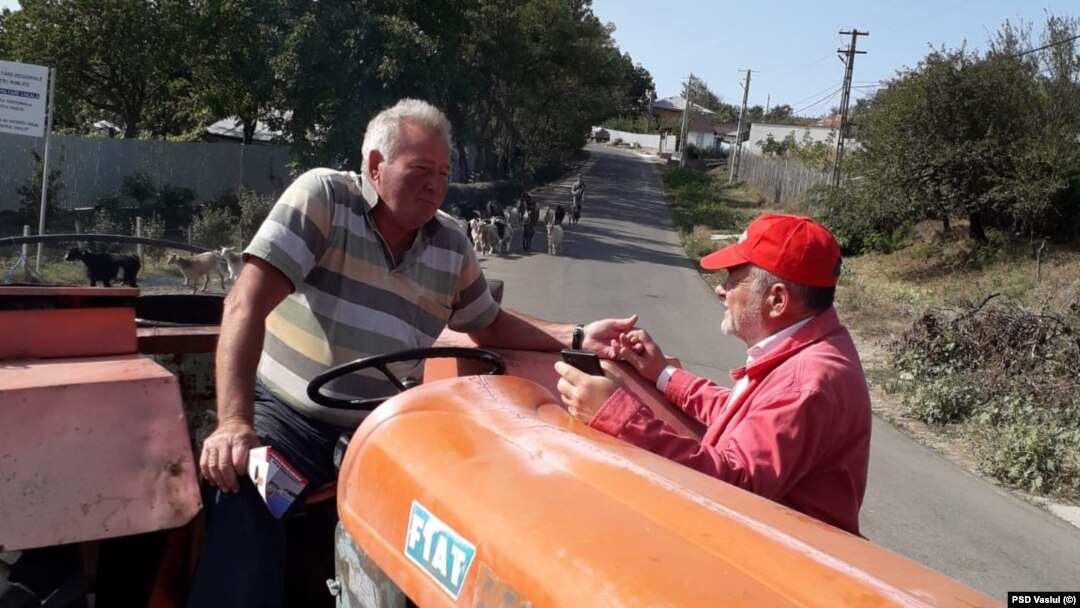 Președintele Consiliului Județean Vaslui se află la al treilea mandat și nu a dorit să aibă certificat ORNISS pentru a primi informații de la SRI. În schimb, primarii cred că aceste informații sunt utile. Imagine cu Dumitru Buzatu, campanie electorală 2020. 