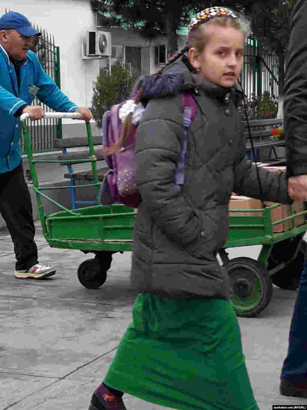 Mekdepden gaýdyp barýan okuwçy.