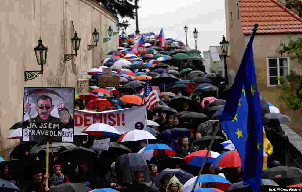 Чехи йдуть ходою через центр Праги, протестуючи проти прем&rsquo;єр-міністра Бабіша