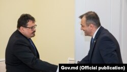 Șeful delegației Uniunii Europene, Peter Michalko, și prim-ministrul Republicii Moldova, Ion Chicu