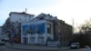 Здание бывшего римско-католического костела, в котором размещается неработающий кинотеатр «Дружба». Севастополь, март 2015 года.