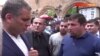 Губернатор Тавушской области Овик Абовян беседует с протестующими