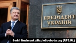 Президент Петро Порошенко під час спілкування зі своїми прихильниками, які прийшли на Банкову, щоб висловити подяку за зроблене ним для України. Київ, 22 квітня 2019 року