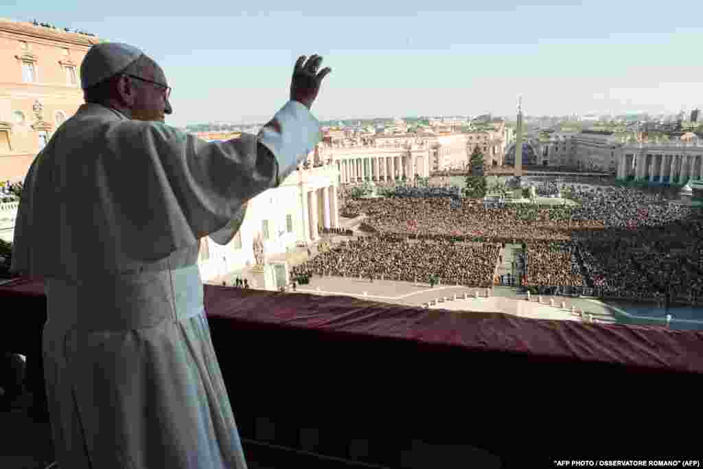 Pope Francis addresses a huge crowd in the Vatican during his annual Christmas speech on December 25. (AFP)