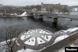 Нарва променад, через реку – Ивангород