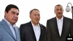 Президент Туркменистана Гурбангулы Бердымухамедов (слева), президент Казахстана Нурсултан Назарбаев (в центре) и президент Азербайджана Ильхам Алиев. Актау, сентябрь 2009 года.
