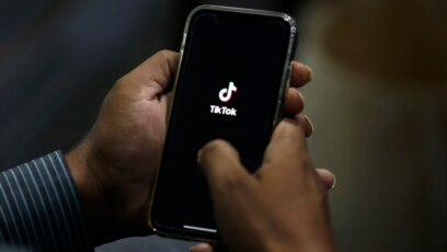 Мен әріптесімнің фотосын былғаймын