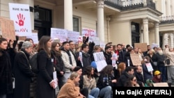 Okupljeni građani ispred Ambasade Srbije u Londonu, 19. januar 2025.