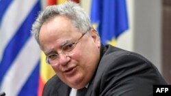 Грчкиот министер за надворешни работи Никос Коѕијас при последната посета на Скопје на 23 март, годинава 