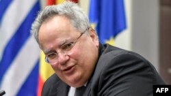 Шефот на грчката дипломатија Никос Коѕијас за време на посета на Скопје на 23 март 