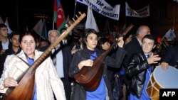 Сторонники президента Ильхама Алиева празднуют победу на выборах своего кандидата