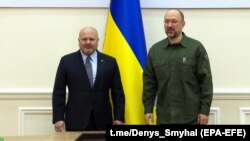 Премьер-министр Украины Денис Шмигаль (справа) и прокурор Международного уголовного суда (МУС) Карим Хан. Киев, 14 апреля 2022 года