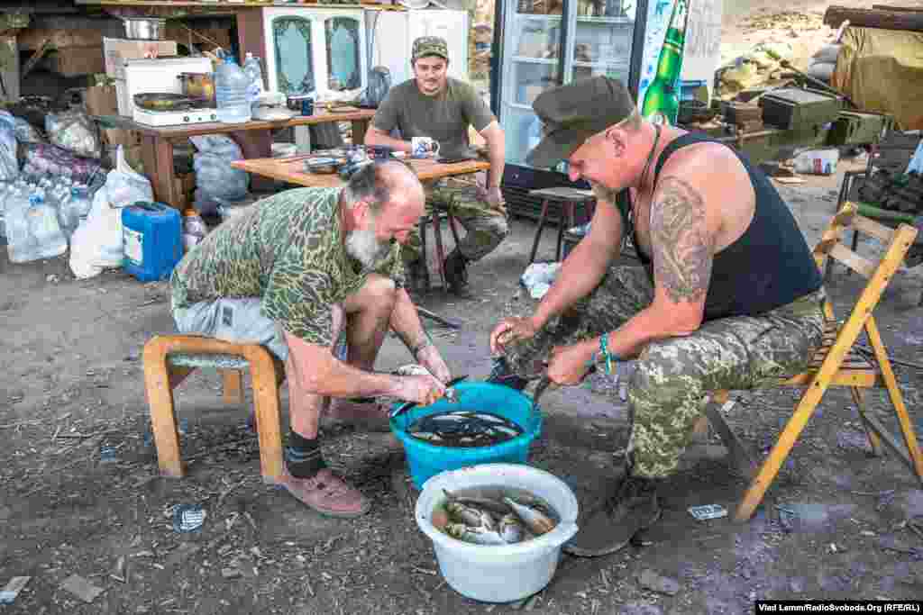 Приготування обіду з риби, яку зловили у місцевому ставку​