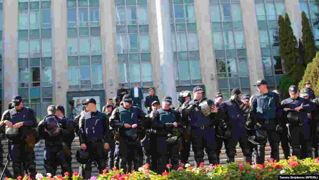 Moldova, Polițiștii au încercuit clădirea Guvernului, în fața căruia să petrece acțiunea de protest.