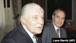 Ամերիկացի սենատոր Ռոբերտ Դոուլը 1985 թվականին