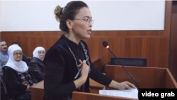 Айгуль Акбердиева выступает с последним словом в суде, где ее обвиняют в «призывах к захвату власти». Актау, 4 февраля 2019 года.