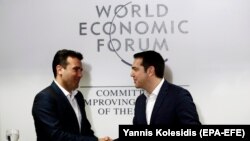 Zoran Zaev (majtas) dhe Alexis Tsipras gjatë takimit të tyre në Davos të Zvicrës para tri ditësh