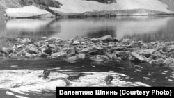 Участники экспедиции Петра Шпиня купаются в горном озере