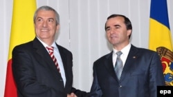 Premierul României, Călin Popescu Tăriceanu primit la Chișinău în 2007 de omologul său Vasile Tarlev