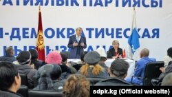 Ирина Карамушкина и лидер СДПК Алмазбек Атамбаев на бишкекской конференции партии. 17 октября 2018 года.