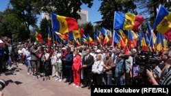 Participanți la mitingul organizat de PSRM, în fața Parlamentului, de Ziua Suveranității.