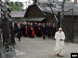 Папа Бенедикт XVI у ворот Освенцима. Май 2006 года
