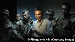 Продажный юноша изображает погибшего в Афганистане солдата в фильме Омера Фаста "Последовательность"