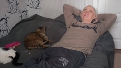 Мікола Статкевіч дома пасьля перажытага за кратамі інсульту. Фота з фэйсбук-акаунта maryna.adamovic