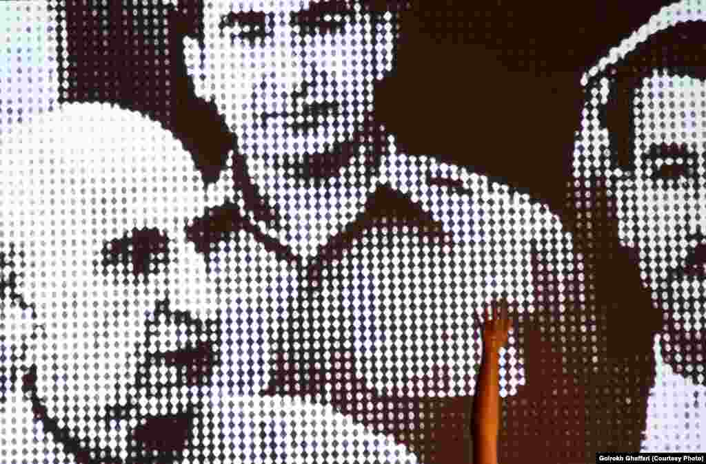 در اجرای فراموشان کودتا از مدیوم های هنری متعدد، ویدئو، اجرای زنده، صدا، عکس، فیلم و چیدمان استفاده شده بود. 