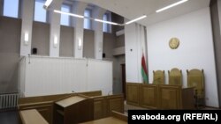 Суд па справе намесьніка міністра аховы здароўя Беларусі Ігара Ласіцкага. Клетка, дзе знаходзяцца падсудныя, завершаная жалюзі. Mенск, 4 студзеня 2019