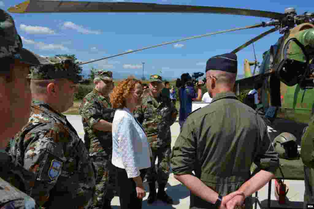 МАКЕДОНИЈА - Посетата на генералниот секретар на НАТО Јенс Столтенберг, која се случува втор пат во помалку од осум месеци, е пример и доказ дека нашата земја може да стане члена на Алијансата, изјави министерката за одбрана Радмила Шекеринска при посетата на припадниците на Воздухопловната бригата на АРМ. Таа додаде дека на 30 септември граѓаните на Македонија имаат шанса со својот глас да обезбедат да станеме 30 членка на НАТО.