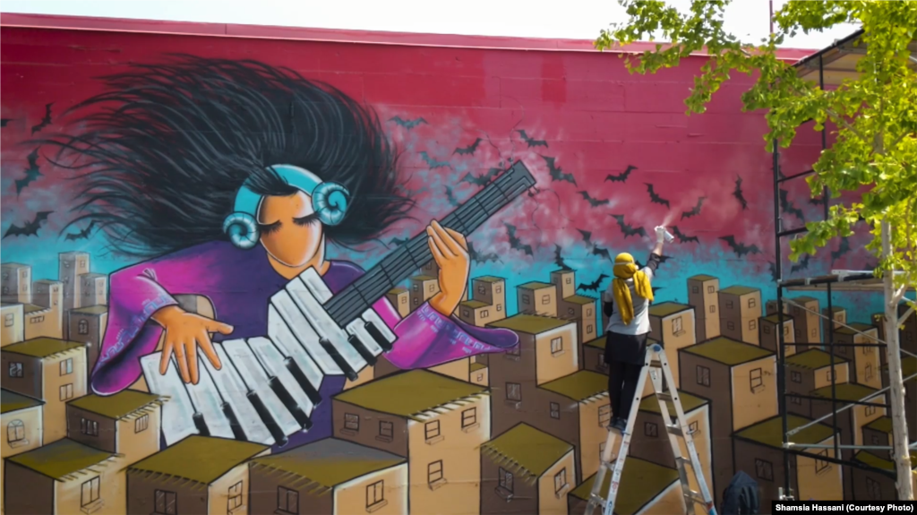 روی&nbsp;دیواری&nbsp;در ایالت کلیفورنیا ، شمسیه&nbsp;حسنی زنی را&nbsp;به تصویر میکشد&nbsp;که گیتار می نوازد.