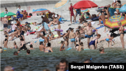 Курортный сезон в Крыму, пляж Симеиза, архивное фото