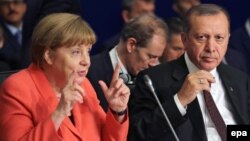 Turkey -- German Chancellor Angela Merkel (L) and Turkish President Recep Tayyip Erdogan attend the UN Humanitarian Summit in Istanbul, May 23, 2016